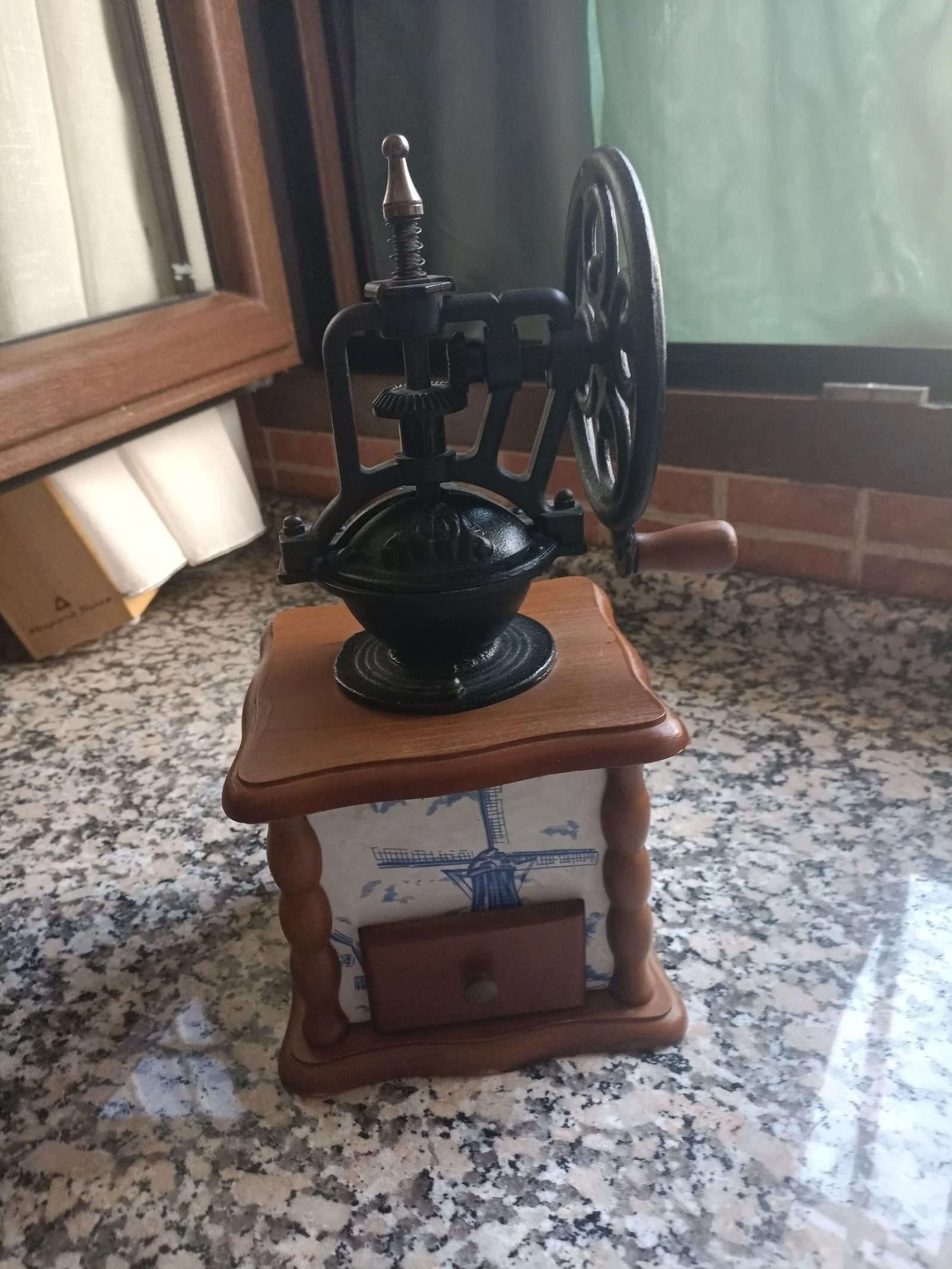 Molinillo vintage madera y cerámica 